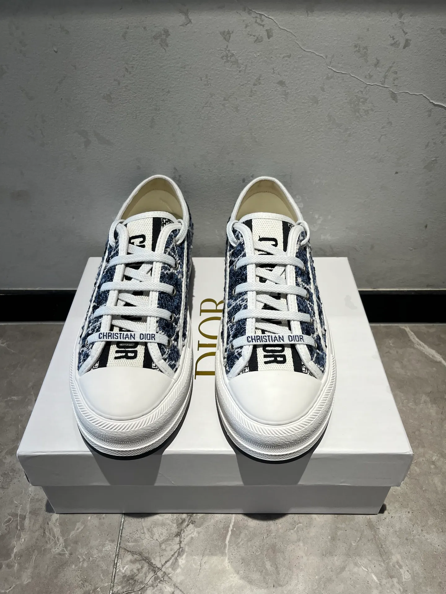 👟👟Ex-factory price 520👟👟 Walk‘n’Dior embroidered mid-top casual shoes are new in 2025. On the fashion stage, Dior embroidered shoes are the well-deserved protagonist. Delicate stitching is used on the upper, every stitch is devoted to the craftsman's efforts, and every thread is woven with artistic poetry. From complex floral patterns to smart geometric textures, embroidery is like the magic that gives shoes life, allowing them to show dynamic beauty even in static conditions.   Wearing Dior embroidered shoes feels like stepping into a dream world full of art. It is not only a pair of shoes, but also a walking piece of art that perfectly integrates fashion and culture. Whether you are strolling on the bustling city streets or attending important social occasions, Dior embroidered shoes can add unique charm to your style and become the focus of everyone's attention.   Choosing Dior embroidered shoes means choosing a persistent pursuit of quality and a unique understanding of fashion. Let it accompany you through every wonderful moment and leave your own fashion mark.  Material: Sheepskin lining, feet, silk cowhide, size 35-41, heel height 5cm